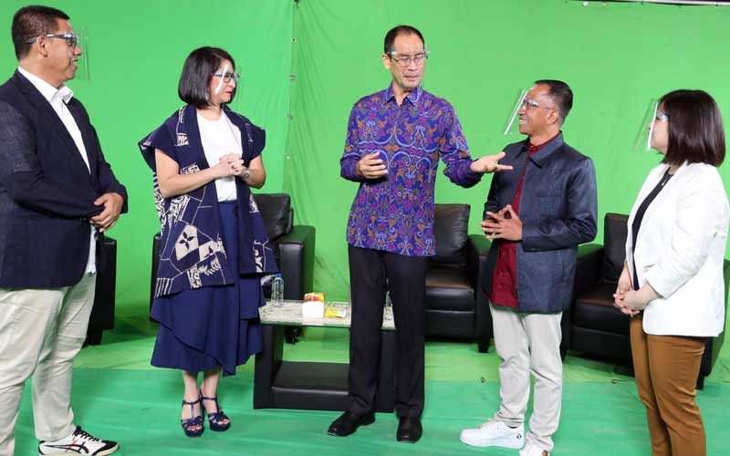 Direktur Utama PT Bahana Artha Ventura Agus Wicaksono (tengah) berbincang dengan Artis Novita Anggi (kedua kiri) Owner Rumah Tempe Azaki Bogor Cucu Purhiyat (kiri) Founder Prabu Footwear Lisa Yumi (kedua kanan) dan Direktur Utama Ethica Asep Mulyadi saat webinar   âUMKM HEBAT, INDONESIA KUATâ di Jakarta (30/3/2021). Acara tersebut sebagai bentuk dukungan terhadap mitra binaan dan para pelaku UMKM sebagai penopang pertumbuhan ekonomi Indonesia. Dengan webinar ini BAV berkomitmen pula memperkuat sinergi dengan mitra perusahaan Badan Usaha Milik Negara (BUMN) dalam rangka meningkatkan efektifitas penyaluran kredit Program Kemitraan (PK) sehingga para pelaku Usaha Mikro Kecil dan Menengah (UMKM) dapat bangkit dan  tangguh menghadapi era pandemi Covid-19. Bisnis