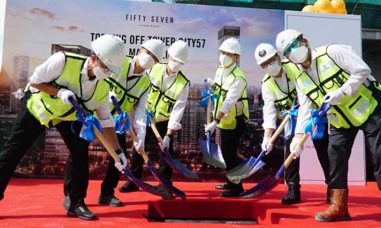 PT Intiland Development Tbk. melakukan prosesi penutupan atap (topping off) tower City57 Apartemen Fifty Seven Promenade