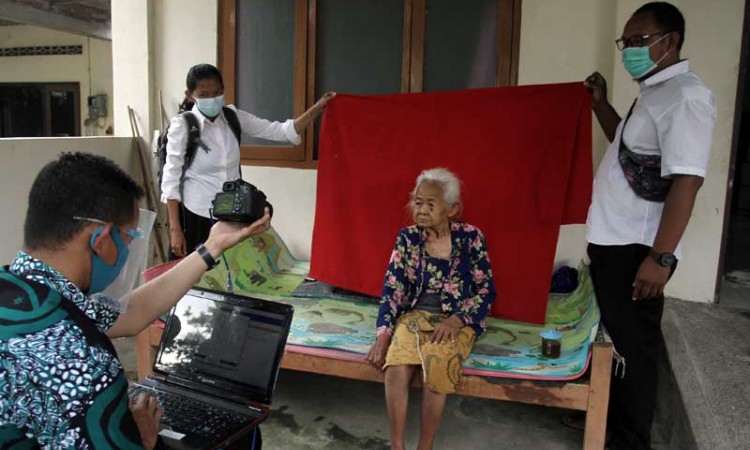 Petugas Dispendukcapil Yogyakarta Lakukan Perekaman Data Penduduk Secara Keliling