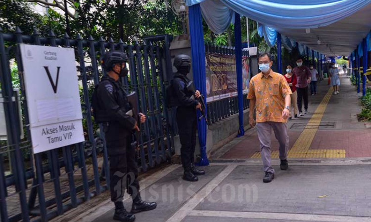 Gereja di Indonesia Dijaga Brimob Saat Ibadah Tri Hari Suci