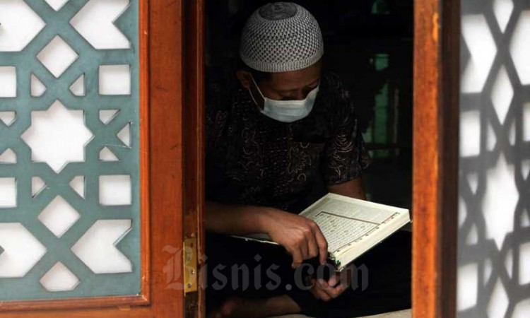 Umat Muslim Manfaatkan Waktu Luang Saat Ramadan Untuk Tadarus di Masjid