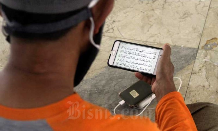Umat Muslim Manfaatkan Waktu Luang Saat Ramadan Untuk Tadarus di Masjid