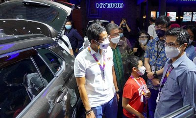  Menparekraf Sandiaga Uno Kunjungi Booth Toyota di IIMS 2021