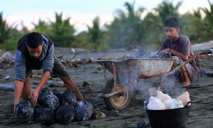 Kelapa Bakar Menjadi Menu Favorit Buka Buasa di Aceh