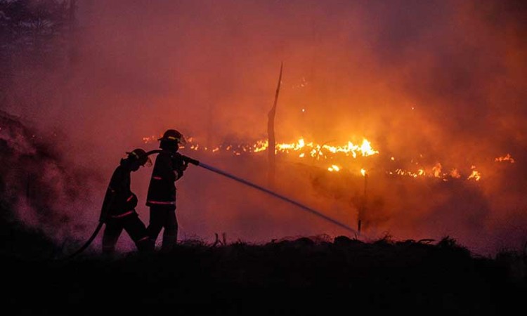 Kebakaran Lapak Ban Bekas di Bogor Belum Bisa Dipadamkan
