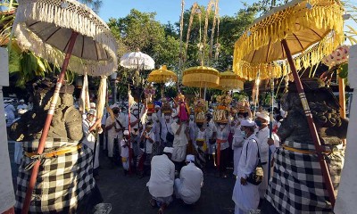 Jelang Hari Raya Kuningan, Umat Hindu Bawa Benda-Benda Sakral Ke Pura