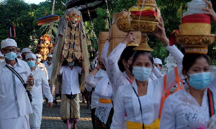 Jelang Hari Raya Kuningan, Umat Hindu Bawa Benda-Benda Sakral Ke Pura