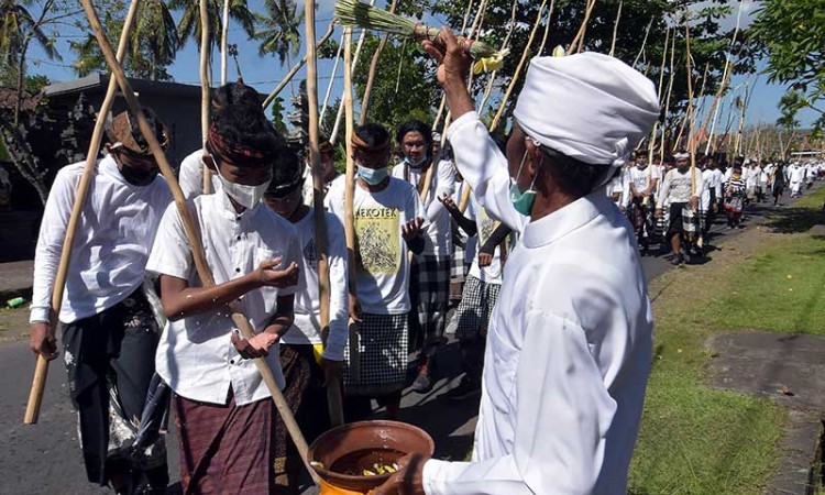 Warga Bali Gelar Tradisi Mekotek saat Hari Raya Kuningan 