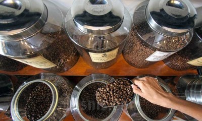 Bisnis/Arief Hermawan P PASAR BARU KOMODITAS KOPI Pekerja menyortir biji kopi di salah satu gerai penjualan aneka jenis kopi di Jakarta, Selasa (27/4). Gabungan Eksportir Kopi Indonesia (Gaeki) Jawa Timur memperkirakan tren permintaan pasar ekspor tahun i