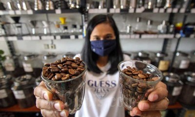 Bisnis/Arief Hermawan P PASAR BARU KOMODITAS KOPI Pekerja menyortir biji kopi di salah satu gerai penjualan aneka jenis kopi di Jakarta, Selasa (27/4). Gabungan Eksportir Kopi Indonesia (Gaeki) Jawa Timur memperkirakan tren permintaan pasar ekspor tahun i