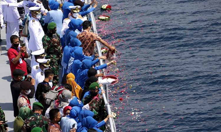 Keluarga Awak KRI Nanggala 402 Lakukan Tabur Bunga di Perairan Utara Pulau Bali