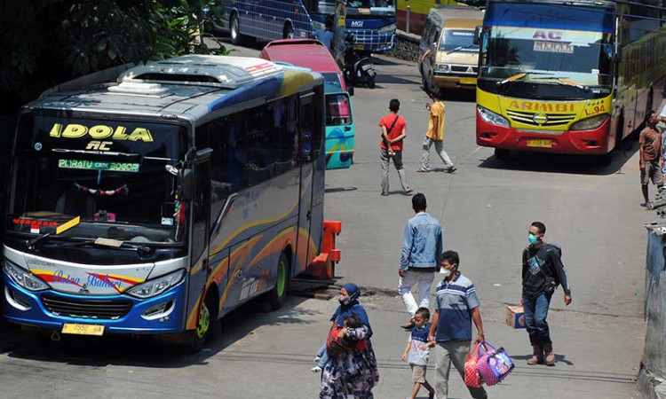 Jelang Penerapan Larangan Mudik, Terminal Baranangsiang Bogor Ramai Penumpang