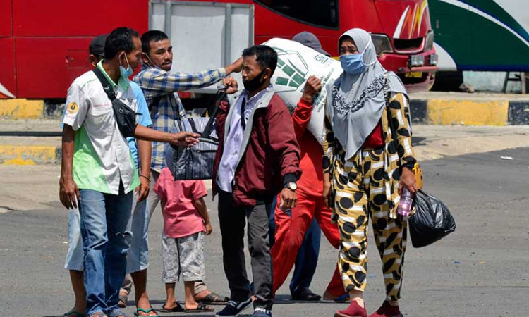 Terminal Rajabasa Bandar Lampung Ramai Dipadati Pemudik