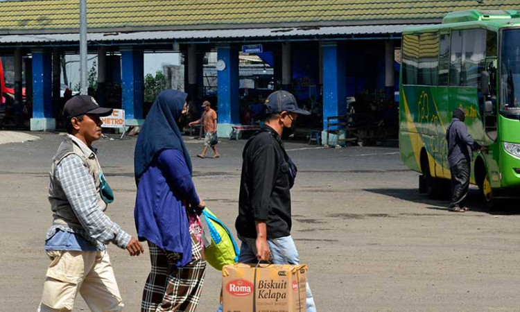 Terminal Rajabasa Bandar Lampung Ramai Dipadati Pemudik