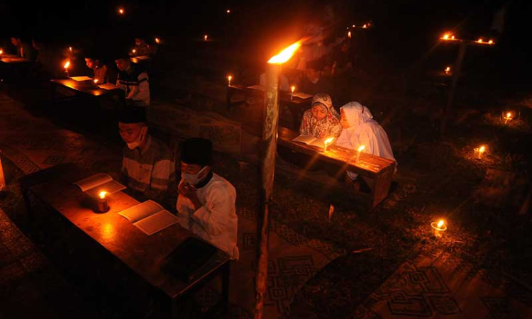 Santri Pondok Pesantren di Boyolali Mengaji Dengan Penerangan Tradisional Saat Malam Selikuran