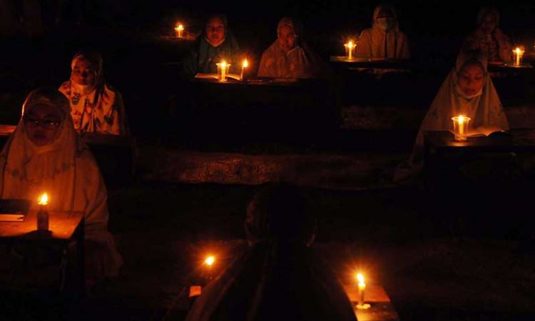 Santri Pondok Pesantren di Boyolali Mengaji Dengan Penerangan Tradisional Saat Malam Selikuran
