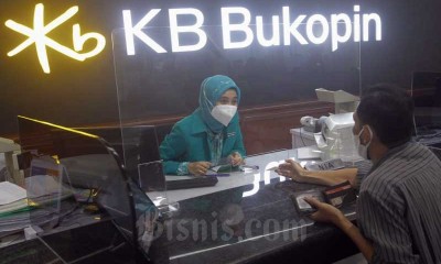 Karyawan melayani nasabah di kantor cabang Bank KB Bukopin di Jakarta, Senin (3/5/2021). PT Bank KB Bukopin Tbk. mengklaim telah mencapai beberapa perbaikan dan pemulihan lebih lanjut pada 2021, salah satunya peningkatan simpanan nasabah dengan biaya dana