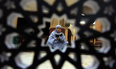 Jelang Berakhirnya Bulan Ramadan, Umat Muslim Mulai Lakukan Iktikaf di Masjid