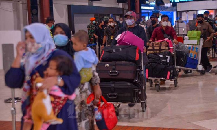 H-1 Larangan Mudik Lebaran, Bandara Soekarno Hatta Dipadati Calon Penumpang