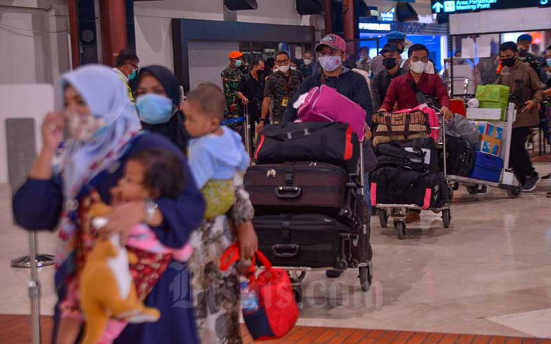 Calon penumpang mengantre di Terminal 2 Bandara Soekarno-Hatta (Soetta), Tangerang, Rabu (5/5/2021). Sehari jelang larangan mudik lebaran pada 6-17 Mei 2021, Bandara Soekarno-Hatta dipadati calon penumpang. Adanya kebijakan tersebut diharapkan dapat menekan laju penyebaran Covid-19 di Indonesia. Bisnis/Fanny Kusumawardhani 