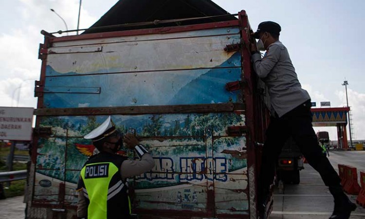 Petugas Gabungan Mulai Melakukan Penyekatan di Jalan Tol Sumatra