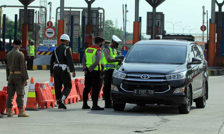 Cegat Pemudik, Petugas Kepolisian Lakukan Penyekatan di Pintu Tol Cipali