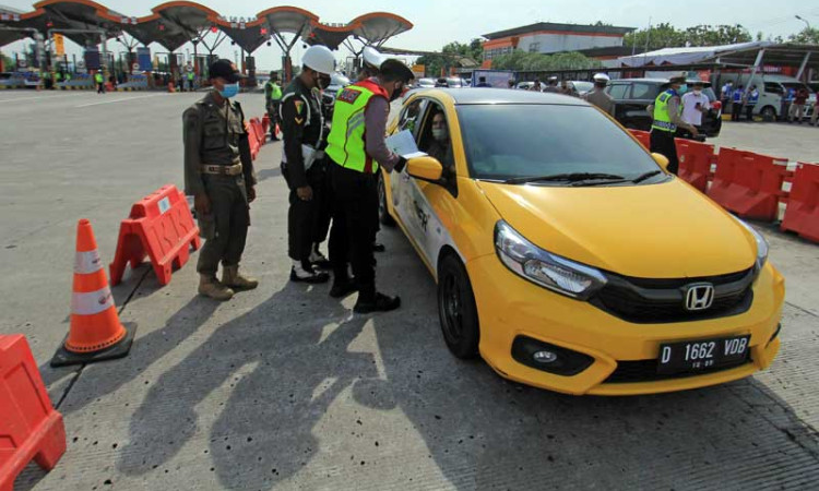 Cegat Pemudik, Petugas Kepolisian Lakukan Penyekatan di Pintu Tol Cipali