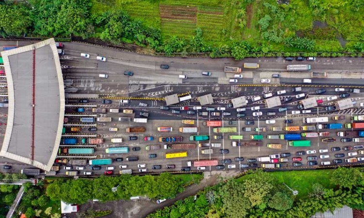 Pintu Tol Cikupa Macet Hingga 8 Kilometer Akibat Kegiatan Penyekatan Larangan Mudik Lebaran