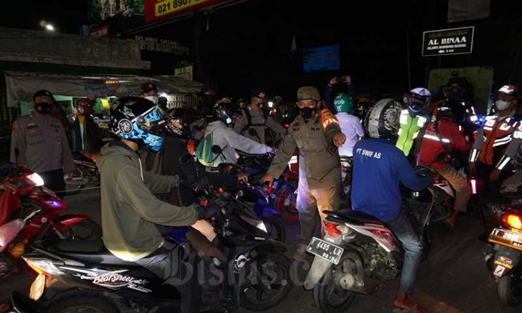 Petugas Gabungan Lakukan Penyekatan di Sejumlah Jalan Yang Menuju Jawa Tengah