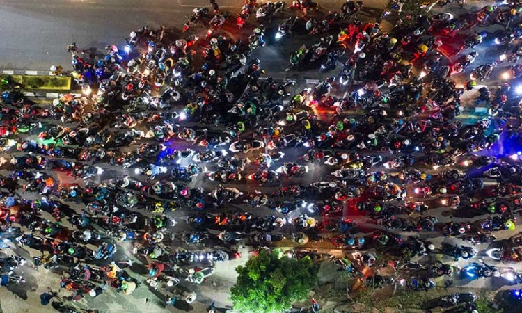 Ribuan Pemudik Sepeda Motor Dipaksa Putar Balik Saat Melintas di Pos Penyekatan Bekasi-Karawang