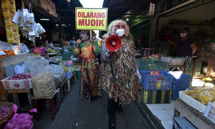 Polisi Sosialisasikan Larangan Mudik Lebaran di Pasar Tradisional