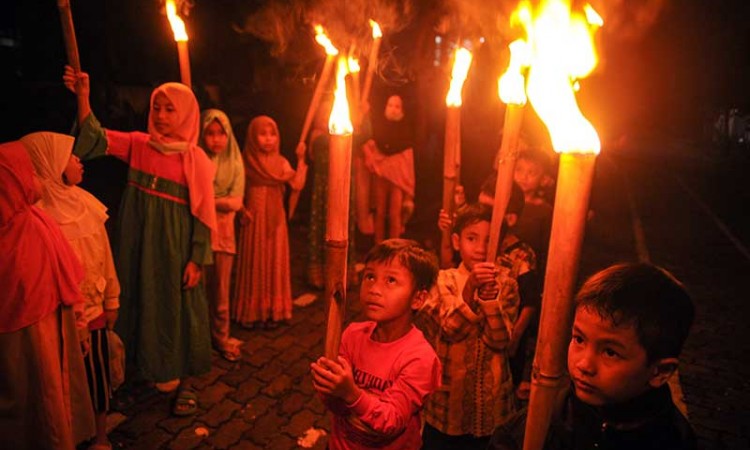 Anak-anak di Bandung Ikuti Pawai Obor Dalam Rangka Menyambut Idul Fitri