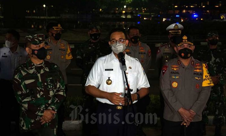 Anies Baswedan Bersama Kapolda Metro Tinjau Malam Takbiran di Jakarta