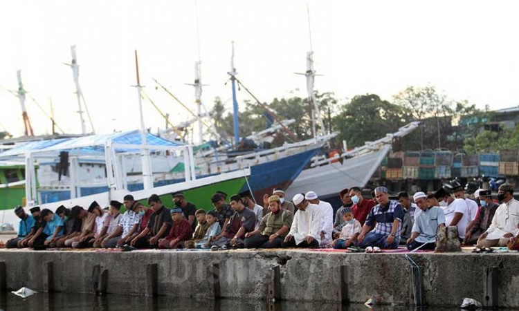 Suasana Salat Idulfitri di Pelabuhan Paotere Makassar