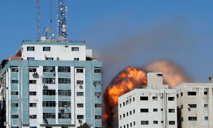 Serangan udara Israel menghancurkan sejumlah kantor media, salah satunya gedung yang menaungi Associated Press (AP) dan Al Jazeera. 