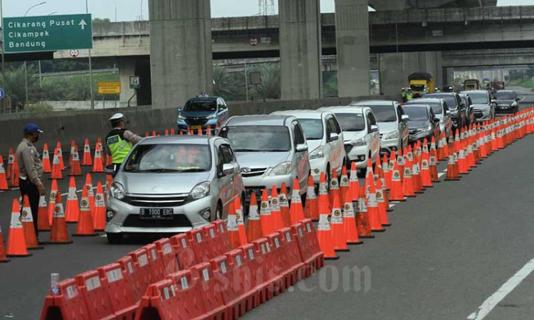 Polisi Lakukan Penyekatan Kendaraan Yang Menuju Jabodetabek