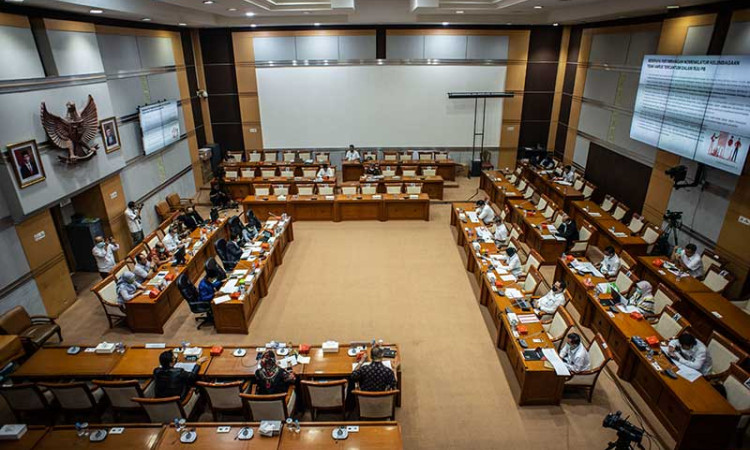 Mensos Tri Rismaharini Raker Dengan Komisi VIII Bahas DIM RUU PB