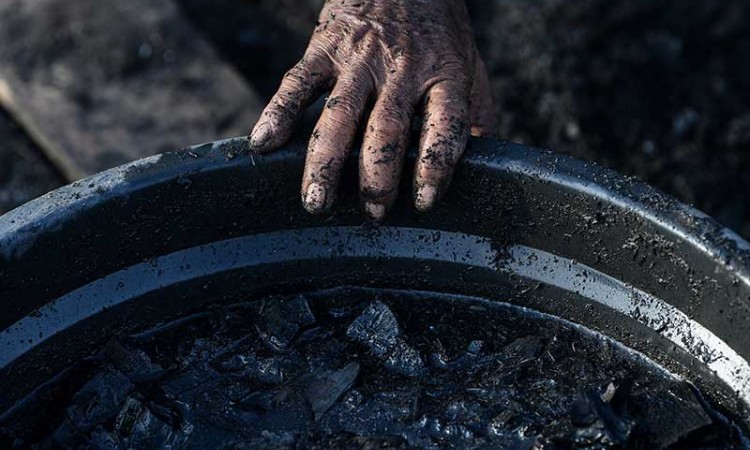 Pembuatan Arang Kayu Secara Tradisional di Karawang