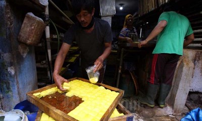 Harga Kedelai Naik Tinggi, Perajin Tahu-Tempe di Bandung Ancam Mogok Produksi