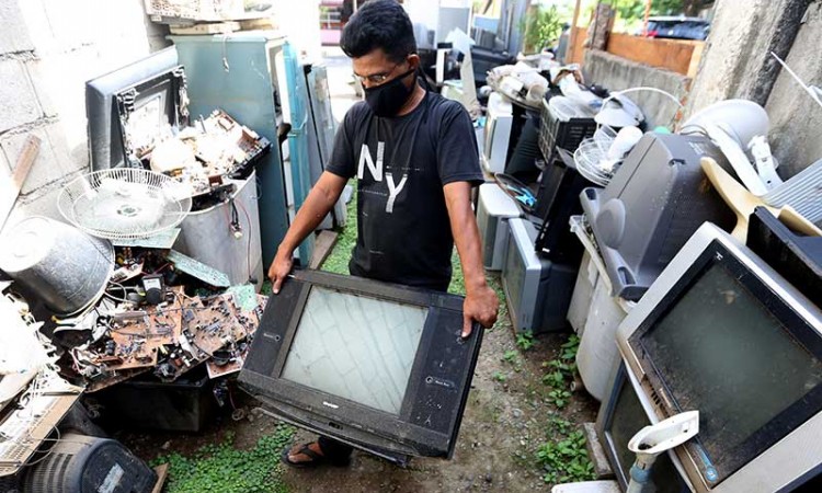 Mengelola Sampah Elektronik Rumah Tangga