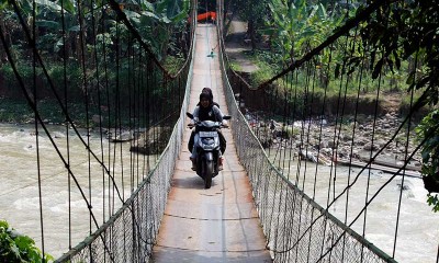 Jembatan Gantung Kantalarang di Bogor Kembali Bisa Dilewati