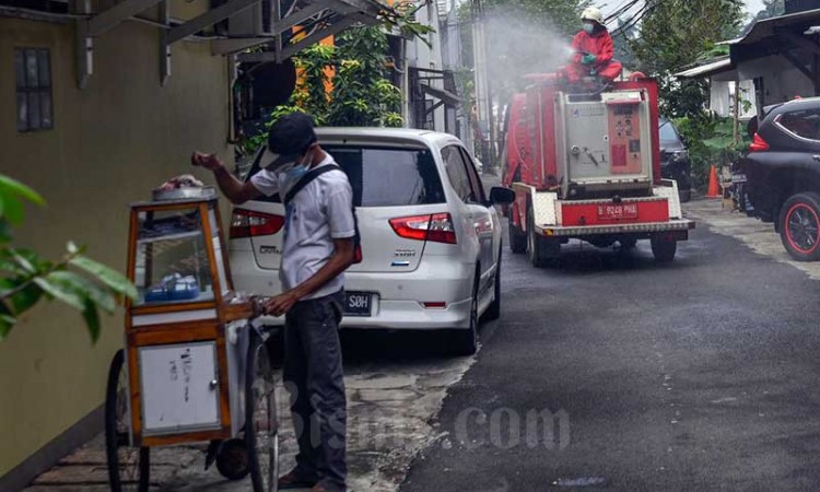 Petugas Pemadam Kebakaran Semprotkan Cairan Disinfektan di Lingkungan Perumahan