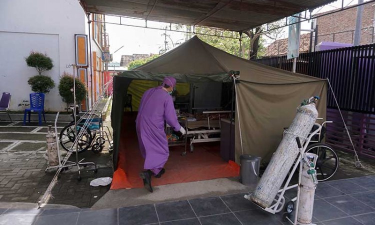 Rumah Sakit Penuh, Pasien Covid-19 di Batang Dirawat di Tenda Darurat