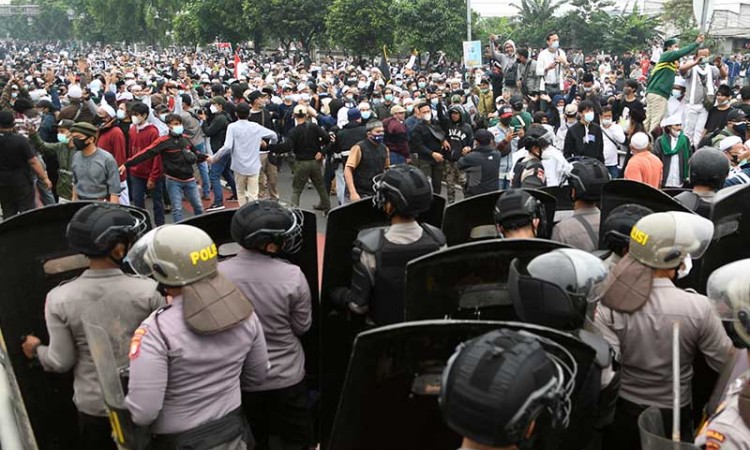 Pendukung Rizieq Shihab Dihadang Polisi Saat Menuju Pengadilan Negeri Jakarta Timur