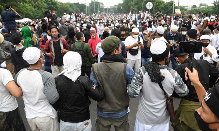 Pendukung Rizieq Shihab Dihadang Polisi Saat Menuju Pengadilan Negeri Jakarta Timur