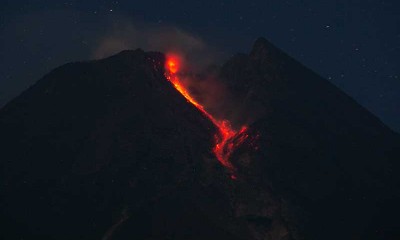 Gunung Merapi Terus Mengeluarkan Lava Pijar dan Awan Panas Dari Kawah Lama