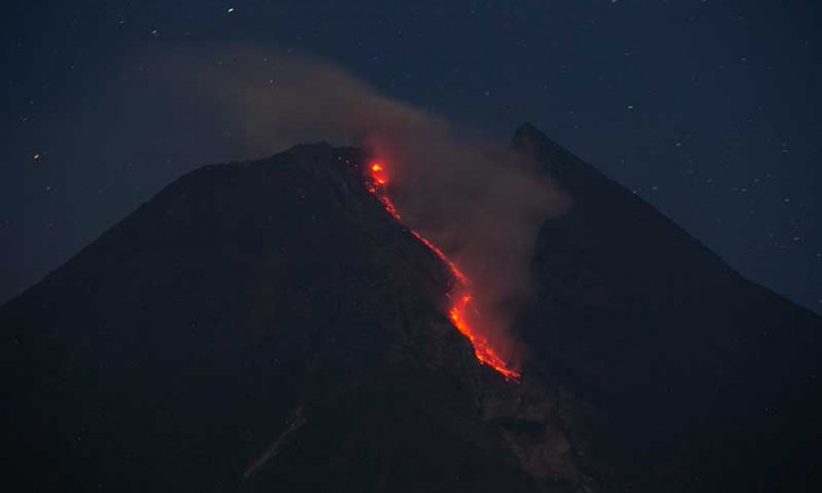 Gunung Merapi Terus Mengeluarkan Lava Pijar dan Awan Panas Dari Kawah Lama