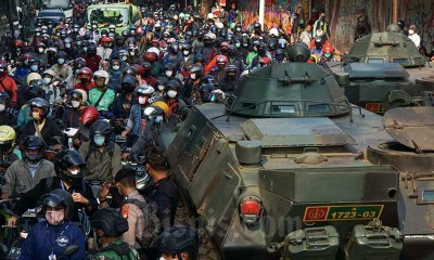 TNI Gunakan Kendaraan Taktis Saat Lakukan Penyekatan di Perbatasan Jakarta