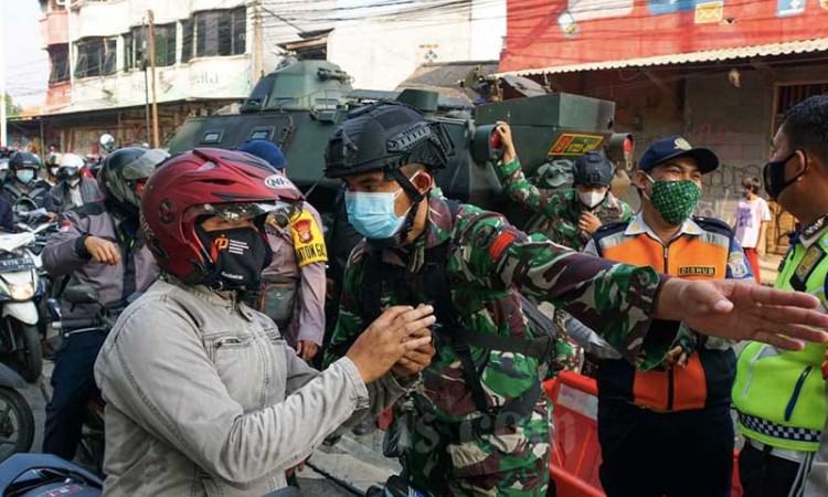 TNI Gunakan Kendaraan Taktis Saat Lakukan Penyekatan di Perbatasan Jakarta
