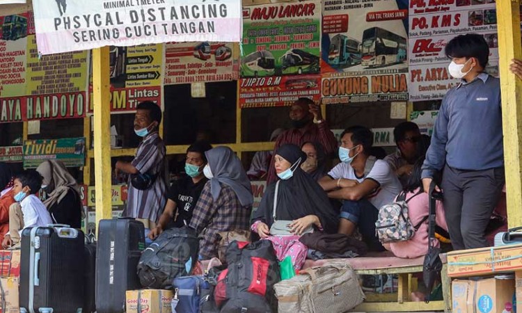 Meski PPKM Darurat, Terminal Bayangan Pondok Pinang Tetap Ramai